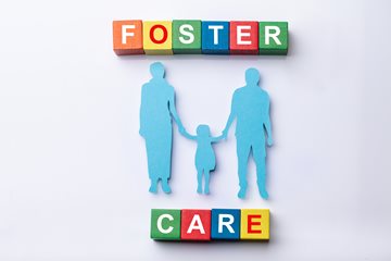 Imagen que muestra una familia y dice Foster Care